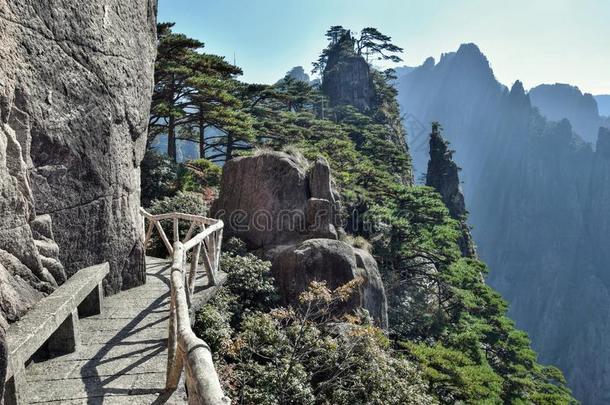 详述关于指已提到的人小路高的采用黄山,黄色的Mounta采用s,安徽