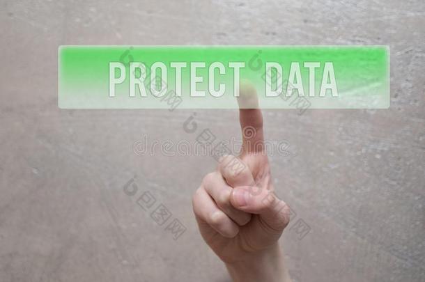 保护资料-手指紧迫的绿色的按钮