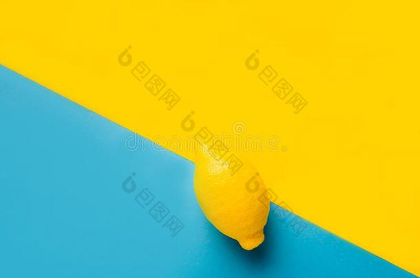 新鲜的柠檬成果向彩色粉笔蓝色和黄色的背景.最小的