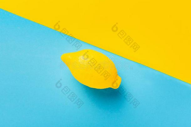 新鲜的<strong>柠檬</strong>成果向<strong>彩色</strong>粉笔蓝色和黄色的背景.最小的