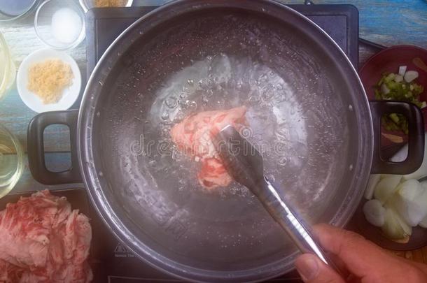 厨师<strong>烫伤</strong>牛肉和热的水为烹饪术