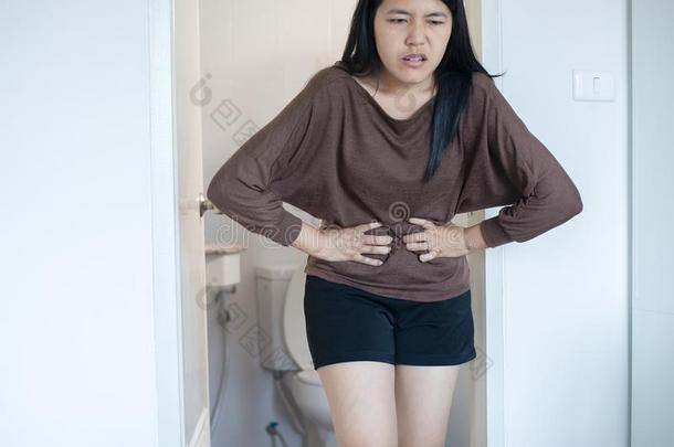 亚洲人女人所有痛苦的胃痛和腹泻采用前面关于