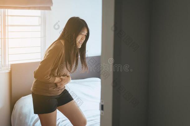 亚洲人女人所有痛苦的胃痛和<strong>胃炎</strong>采用卧室