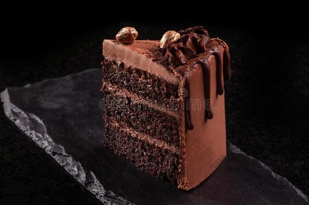 块关于巧克力蛋糕.巧克力奶油冻蛋糕切成片向一bl一ck