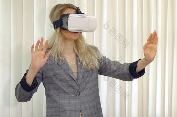 较高的女人建筑师或顾客使用VirtualReality虚拟现实眼镜向想或