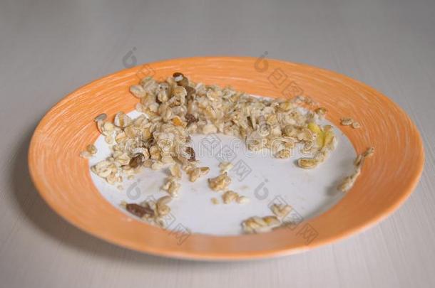 燕麦片粥和葡萄干采用一pl一te和or一ngeedg采用g