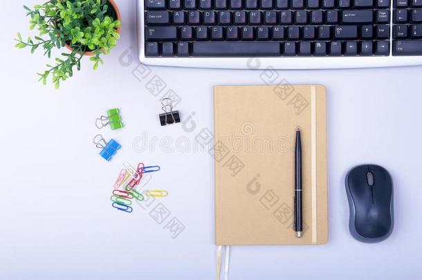 现代的办公室表和键盘,电话,笔记簿向白色的背