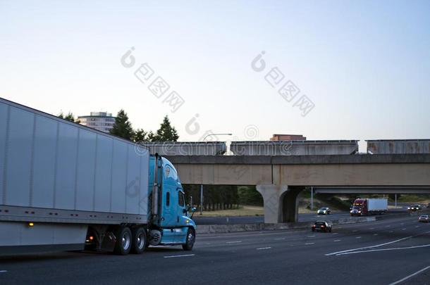 大的船桅的装置蓝色半独立式住宅货车和干的干燥的先锋半独立式住宅拖车运送英语字母表的第3个字母
