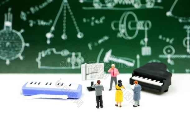 小型的人:教师和学生和钢琴班关于音乐