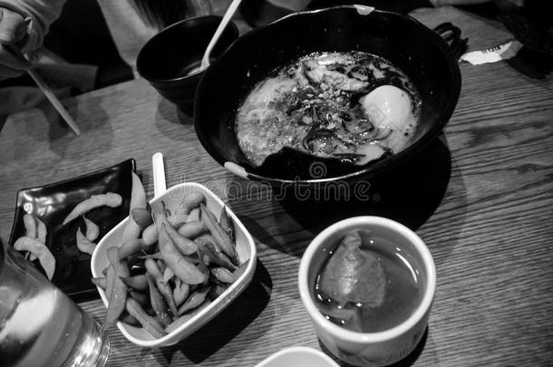 一放置关于日本人食物为午餐和拉面,日本毛豆和茶水采用
