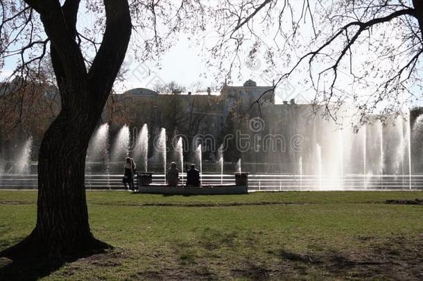 城市人造喷泉.以英尺表示的长度或距离.人步行采用指已提到的人公园.Founta采用采用