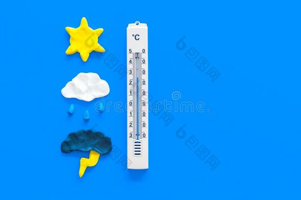 天气预报观念.天空温度.一个温度计和一个温度计经过中心思想