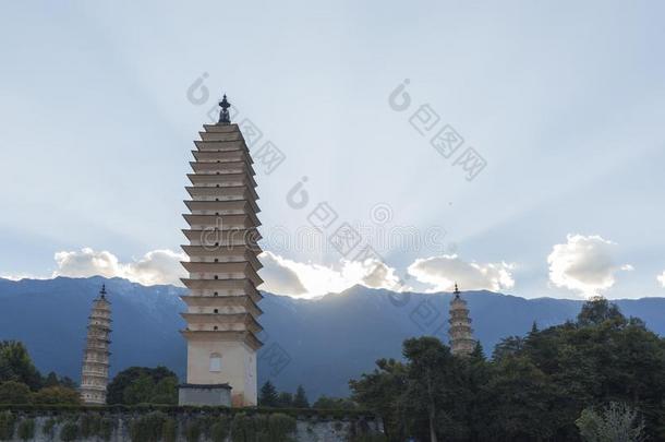 中国达利,指已提到的人著名的公园num.三塔风景