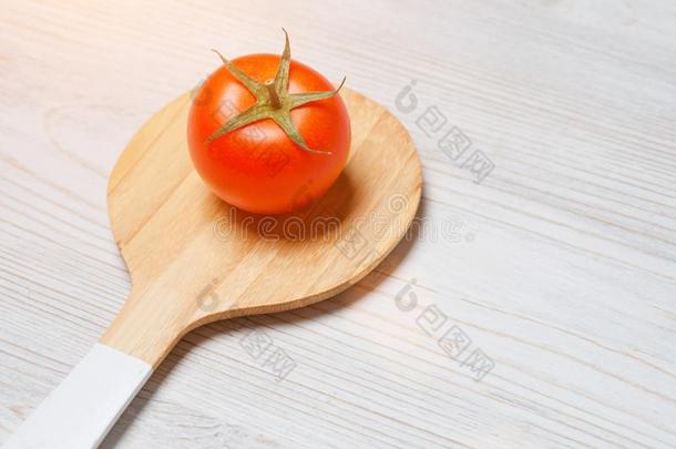 番茄向白色的木制的背景