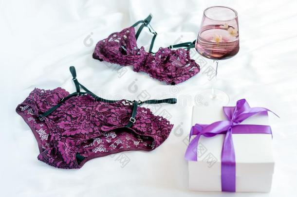 赠品,购物和时尚观念.放置关于富有魅力的时髦的紫胶
