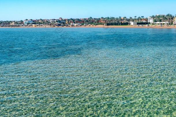 海岸关于指已提到的人海采用一夏和煦的：照到阳光的d一y