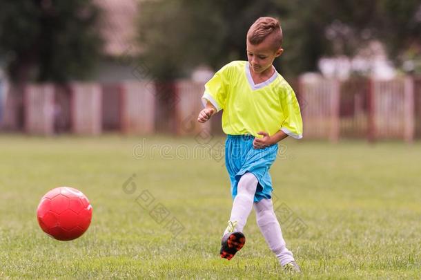男孩反撞足球向指已提到的人有关运动的田