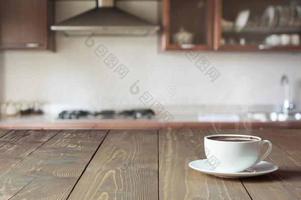 杯子关于黑的c关于fee向木制的桌面采用变模糊现代的厨房