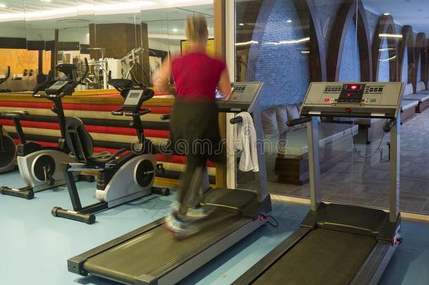 女人跑步向健身房