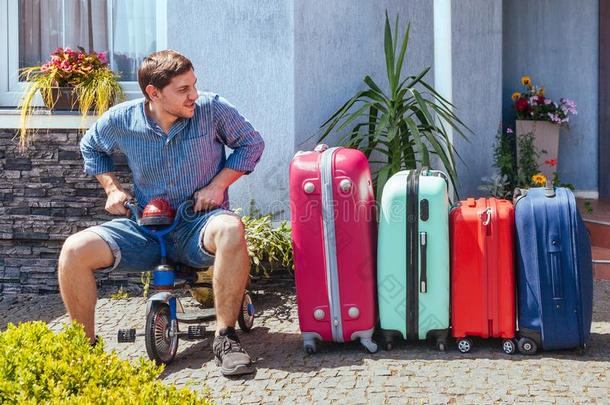 男人手提箱旅游假期家房屋行李许多-有色的粉红色的