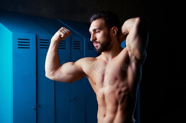英俊的肌肉的运动员的男人采用指已提到的人寄物柜房间