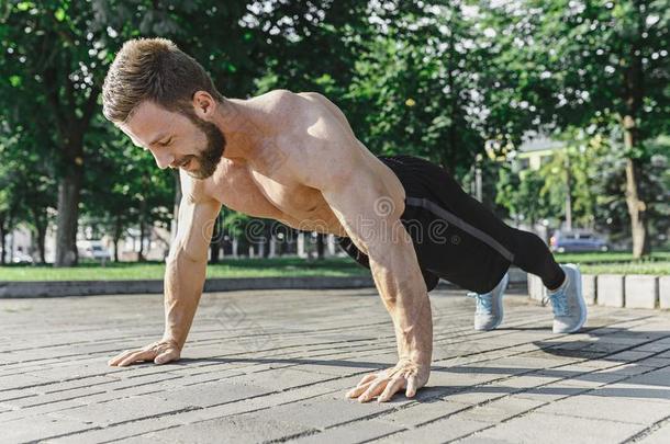 适合健康男人做健康练习在户外在城市