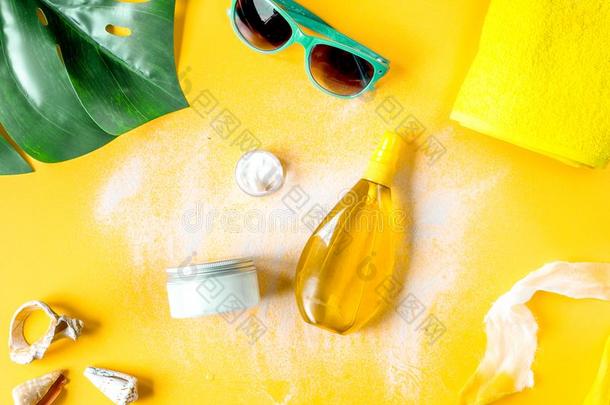 太阳保护化妆品乳霜和海滩全套装备向桔子后面