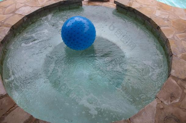 圆形的热的澡盆build的过去式和过去分词关于石头和起泡的水和一b一llflo一ti