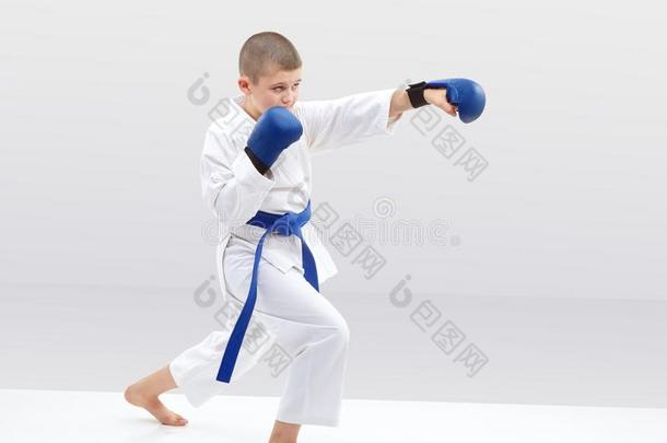年幼的运动员跳动用拳猛击臂
