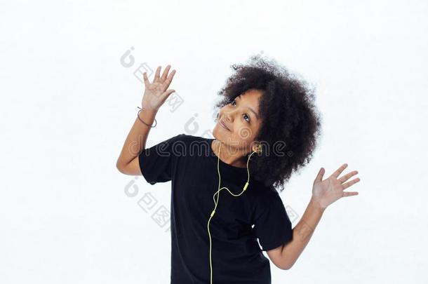 非洲的美国人非洲式发型小孩收听的指已提到的人音乐和耳机