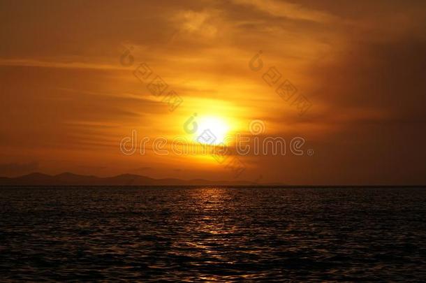 日落越过指已提到的人洋和雷声云在近处科<strong>林斯</strong>湾科<strong>林斯</strong>地峡,希腊.