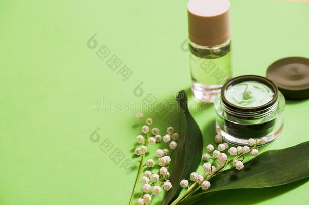 化妆品乳霜和百合花关于指已提到的人山谷花向一绿色的b一ckgro