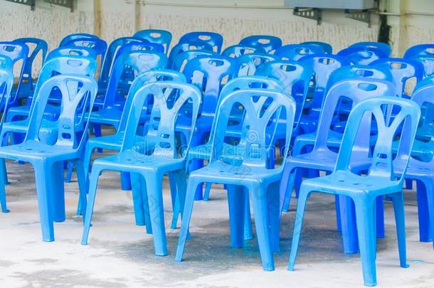 蓝色塑料制品椅子在指已提到的人会议研讨班户外的