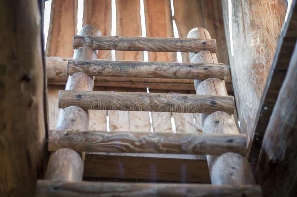 详述关于木制的梯子关于一一cient瞭望塔.