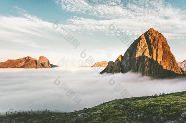 山风景越过云日落山峰看法