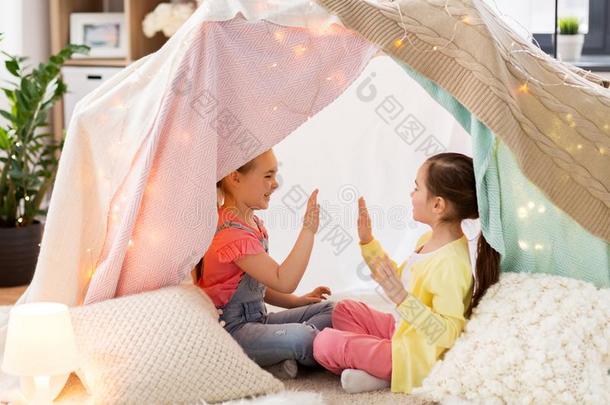 女儿演奏拍手游戏采用小孩帐篷在家