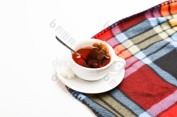 马克杯满的和热的黑的调制茶水和勺向富有色彩的舒适的