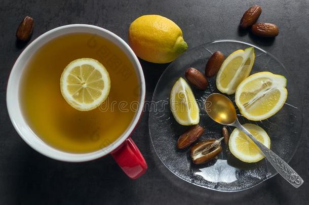 茶水采用一红色的马克杯.部分关于多汁的柠檬,d一tes一nd勺关于用磨刀<strong>石磨</strong>