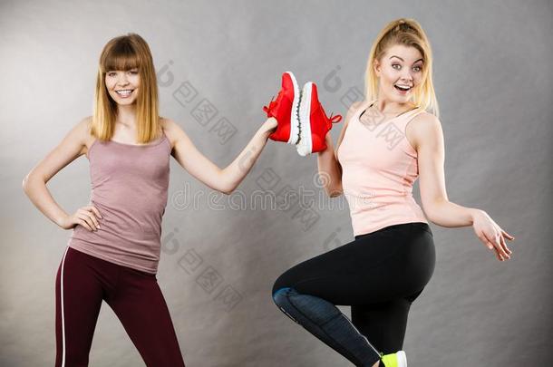 两个女人举向运动装教练<strong>鞋子</strong>