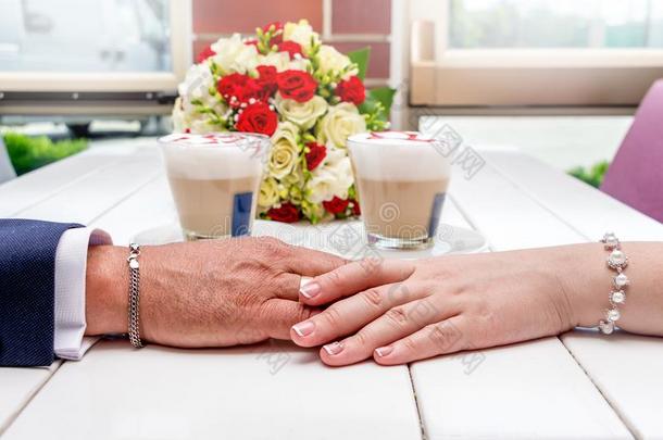 <strong>新婚</strong>夫妇拿住手.手<strong>新婚</strong>夫妇,咖啡豆和一婚礼布克