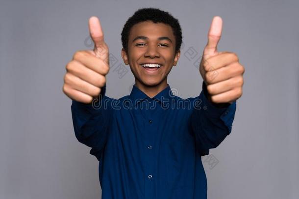 快乐的非洲式发型美国人青少年展映拇指在上面