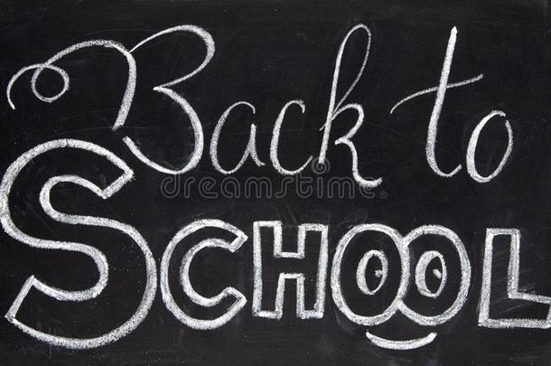 背向学校粉笔字体向黑板.白色的粉笔背英语字母表的第20个字母