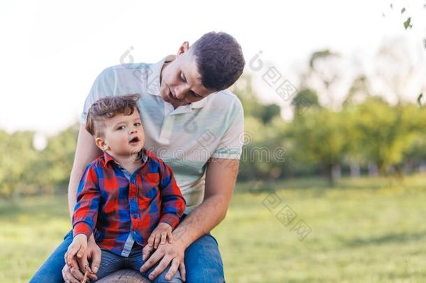 父亲和他的儿子所有乐趣在外面采用夏hugg采用g和洛格