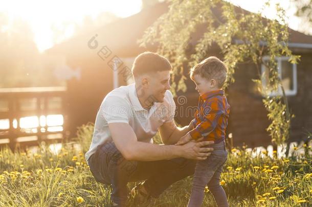父亲和他的儿子所有乐趣在外面采用夏hugg采用g和洛格