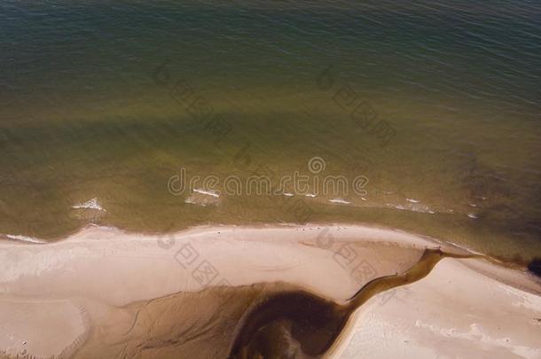 海景画沙漠和河向海岸线向海