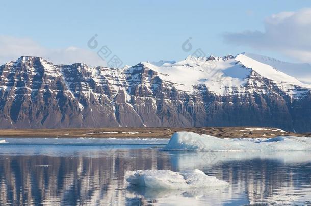 黑的火山山越过使结冰水湖