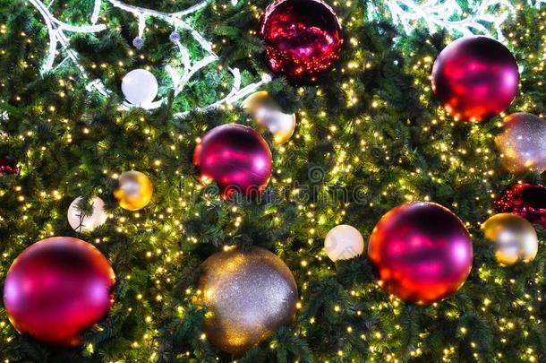 圣诞节树和球和美丽的光