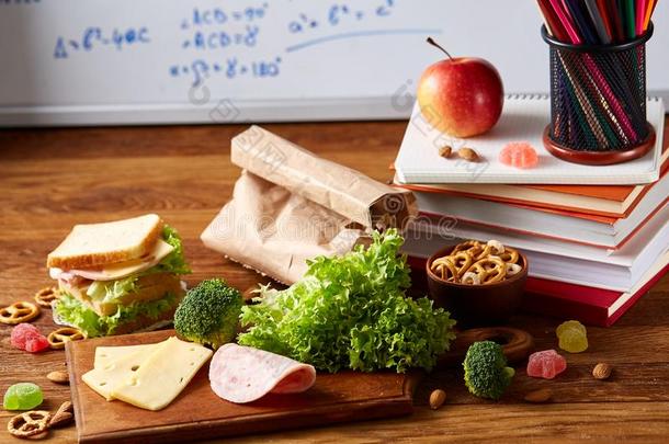准备的<strong>火腿三明治</strong>为学校饭盒向木制的后座