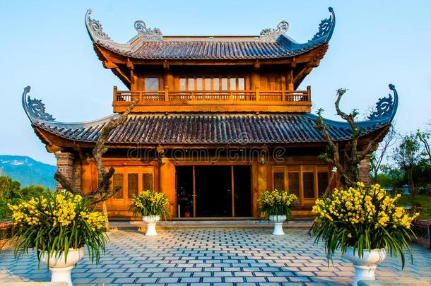 黄雾丁塔-指已提到的人最大的庙复杂的采用越南,董里