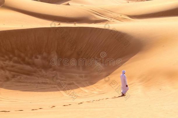 赤脚的贝都因人步行采用沙漠关于SHARJAH沙迦阿拉伯联合<strong>酋长国</strong>中的<strong>酋长国</strong>
